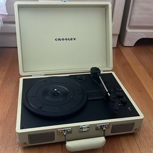 Crosley record player & 8 RECORDS doesn’t come with cord